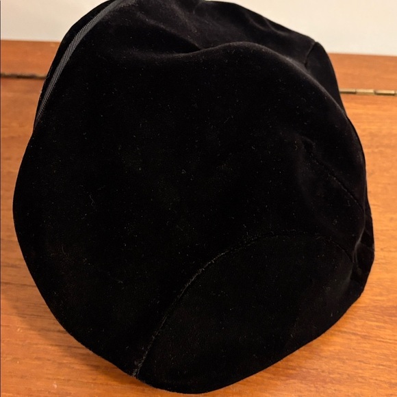 Set of 2 1948 Vintage Fashion Hats 1 Red Pillbox / 1 Black Velvet main image 4